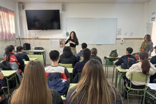 Los alumnos atienden a las explicaciones de la coordinadora de la actividad, Marta Llamas, titular del Juzgado de Primera Instancia e Instrucción número 4 de La Línea